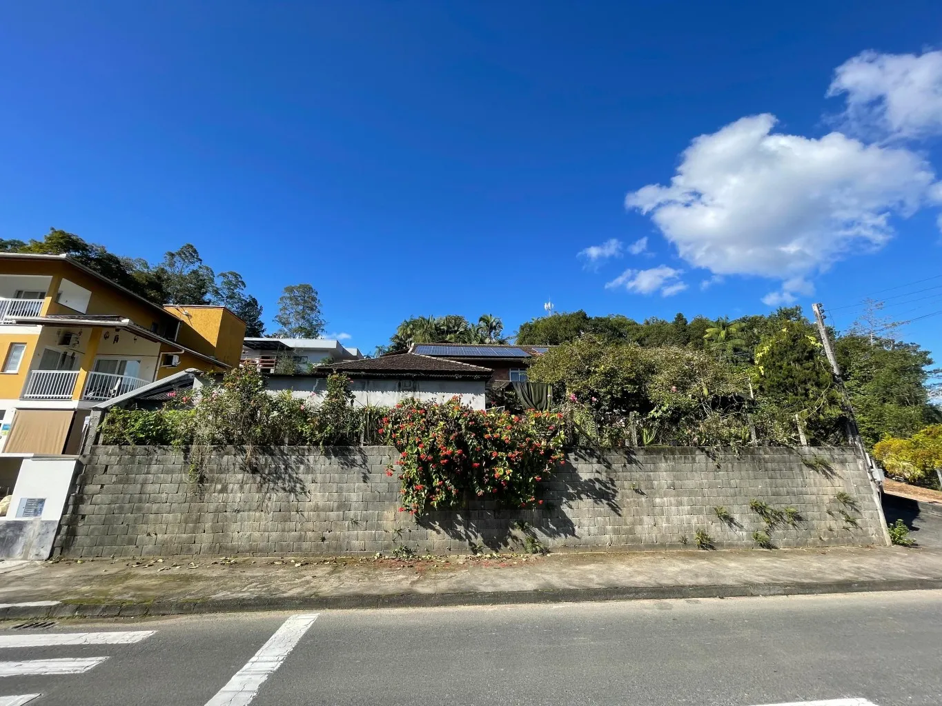 Imóvel com duas CASAS no Centro de Pomerode com 280m (aproximadamente) de área construída num terreno de 950,00m. — foto 2