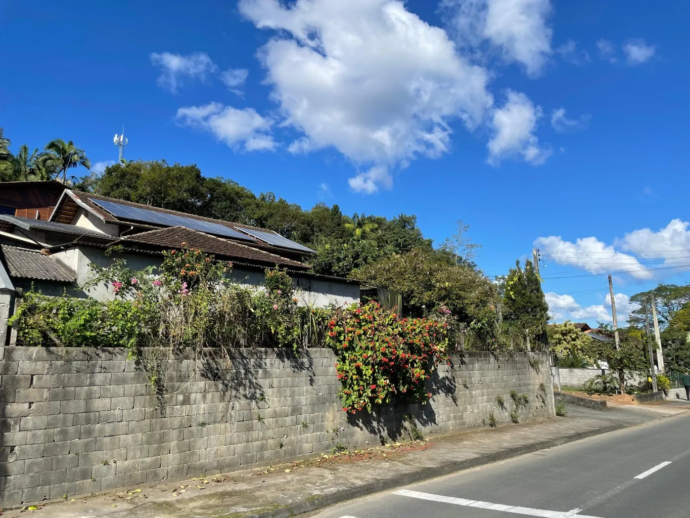 Imóvel com duas CASAS no Centro de Pomerode com 280m (aproximadamente) de área construída num terreno de 950,00m. — foto 3