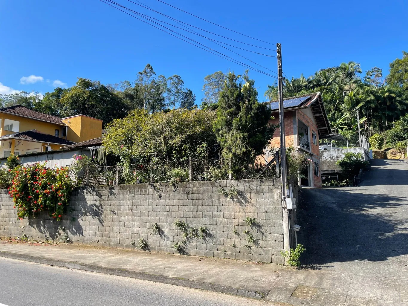 Imóvel com duas CASAS no Centro de Pomerode com 280m (aproximadamente) de área construída num terreno de 950,00m. - foto 1