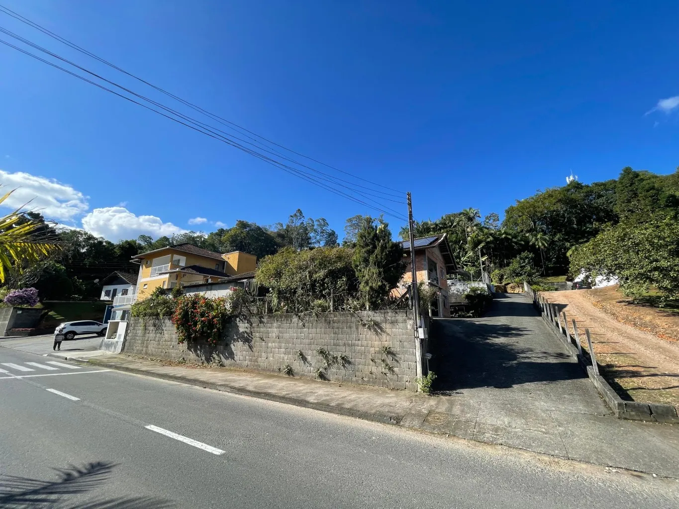 Imóvel com duas CASAS no Centro de Pomerode com 280m (aproximadamente) de área construída num terreno de 950,00m. — foto 4
