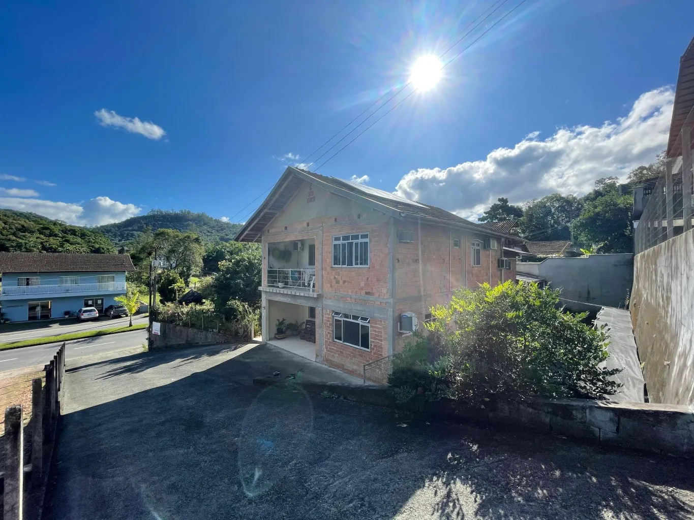 Imóvel com duas CASAS no Centro de Pomerode com 280m (aproximadamente) de área construída num terreno de 950,00m. — foto 7