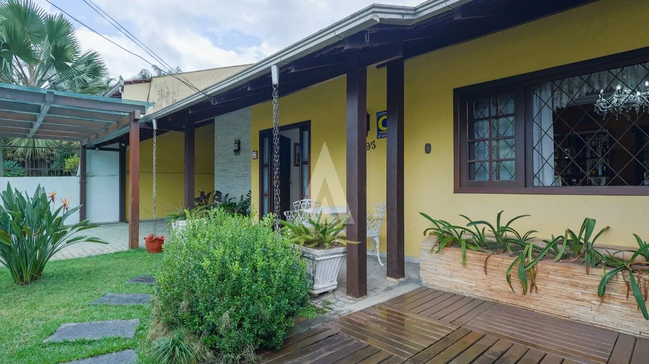 Casa com 1 suíte(s) mais 2 quarto(s) à venda no bairro Glória em Joinville, por R$ 990.000.00. — foto 2
