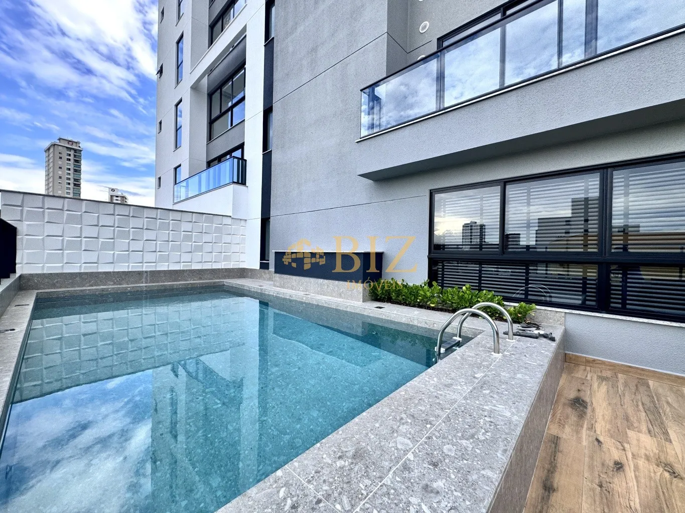 Belíssimo apartamento Garden, com TERRAÇO de aproximadamente 40m, sendo 1 suíte + 1 dormitório, pertinho do Parque Ramiro e Vila Germânica! — foto 2