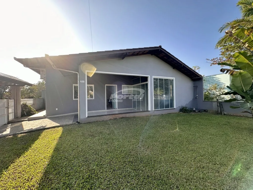 Casa com 2 dormitórios, área de festas e com amplo terreno , em Balneário Piçarras/SC. (Cód. 21649) - foto 1