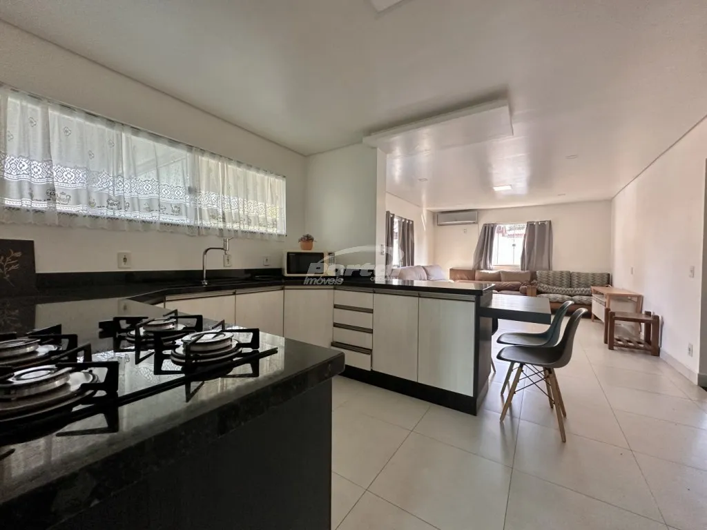 Casa com 2 dormitórios, área de festas e com amplo terreno , em Balneário Piçarras/SC. (Cód. 21649) — foto 4