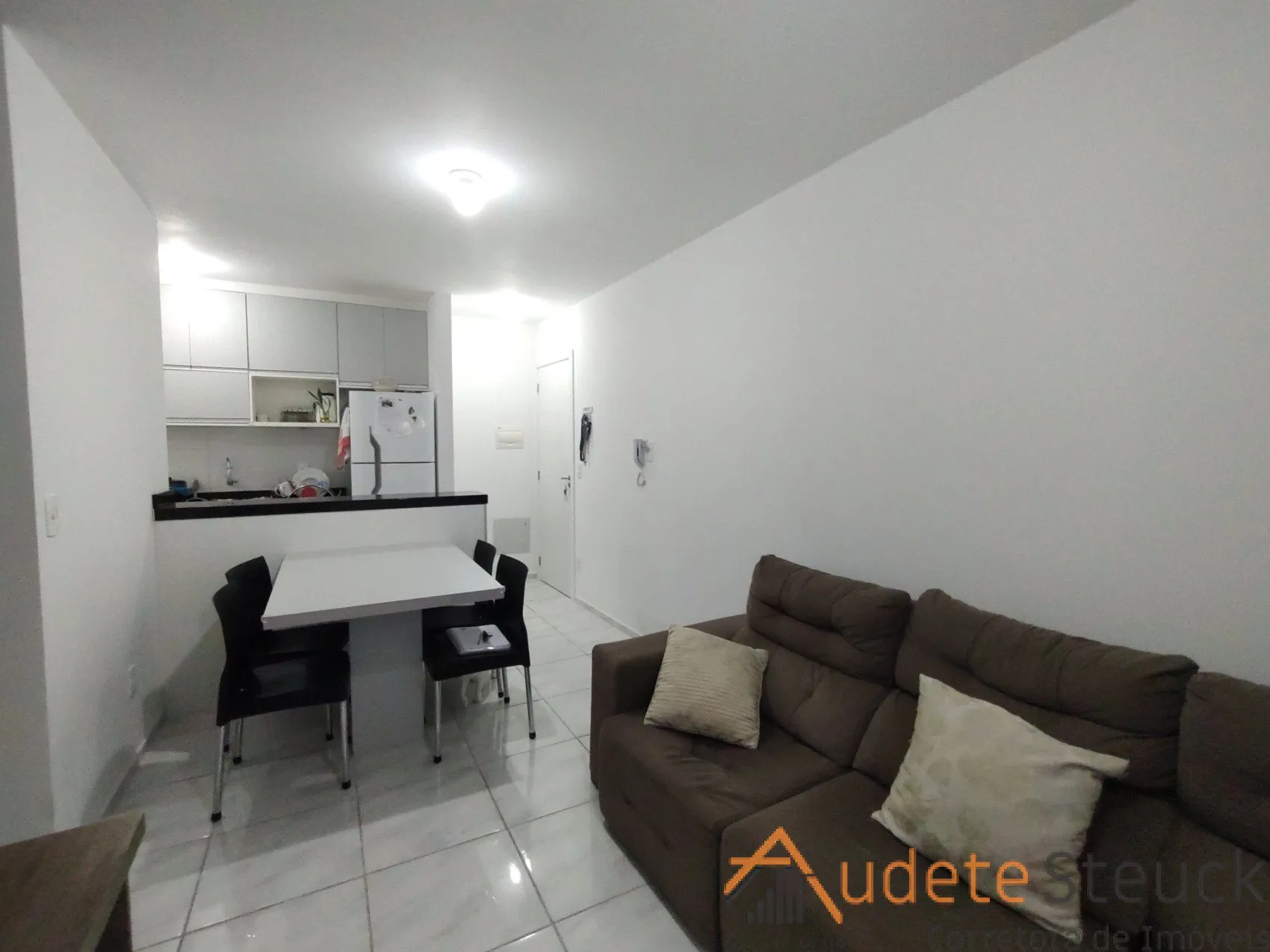 Apartamento com 2 Dormitórios próximo ao Komprão no Água Verde — foto 4