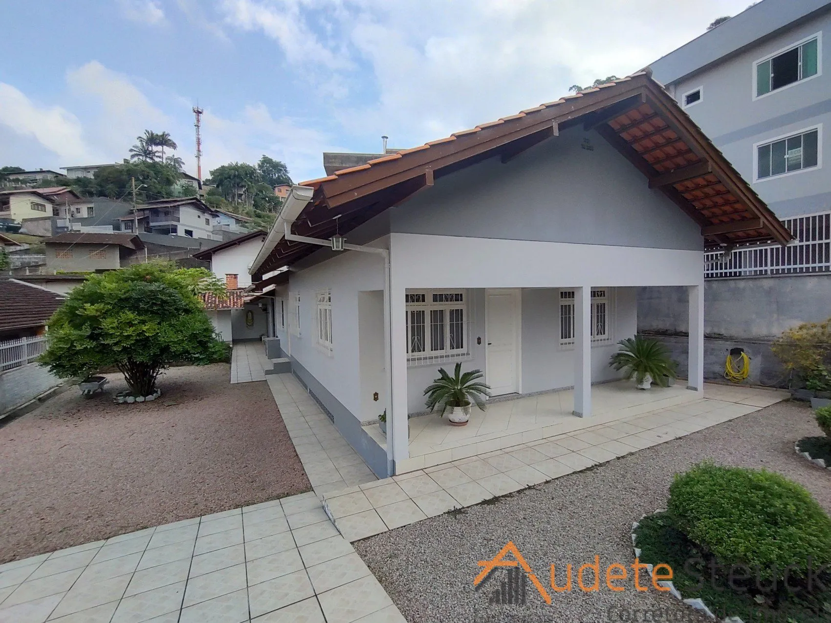 Casa com 3 Dormitórios sendo 1 Suíte no bairro Fortaleza. - foto 1