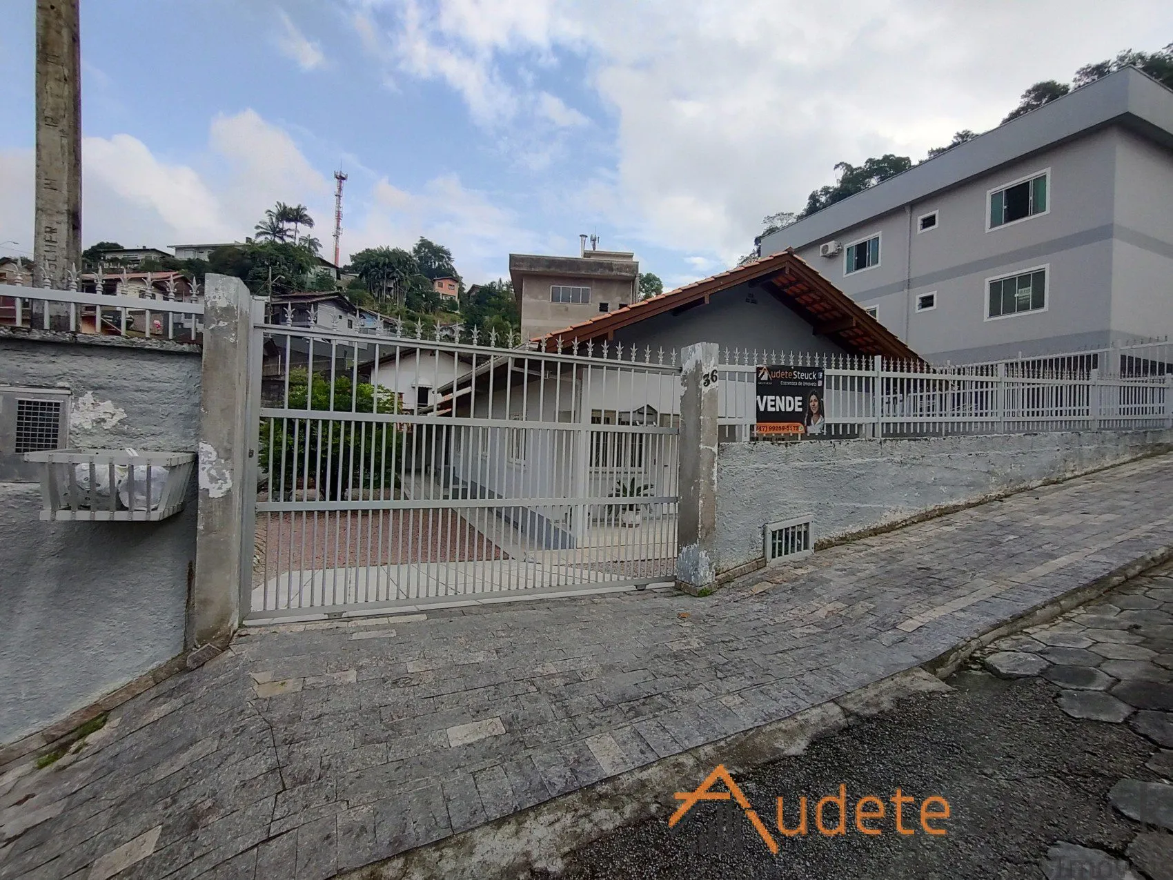 Casa com 3 Dormitórios sendo 1 Suíte no bairro Fortaleza. — foto 2