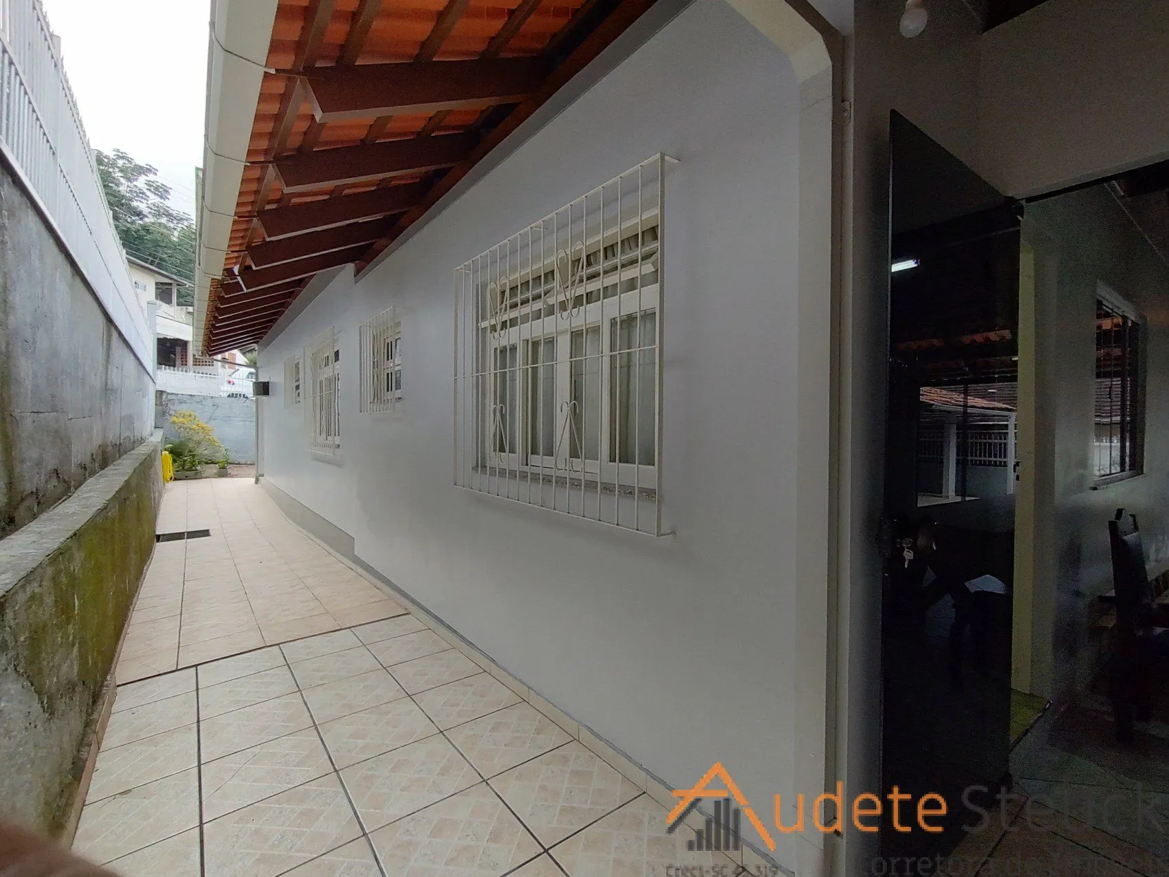 Casa com 3 Dormitórios sendo 1 Suíte no bairro Fortaleza. — foto 4