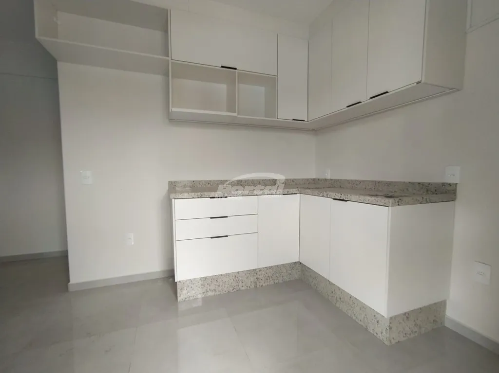 Apartamento com 2 suítes, a cerca de 200 metros do mar, no centro de Balneário Piçarras/SC (Cód. 21650) — foto 3