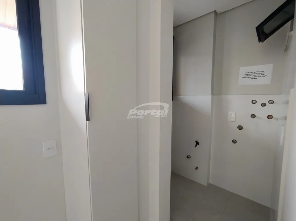 Apartamento com 2 suítes, a cerca de 200 metros do mar, no centro de Balneário Piçarras/SC (Cód. 21650) — foto 6