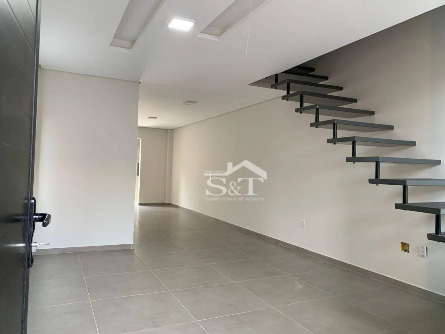 Sobrado 3 quartos, com piscina, ótima localização nos Ingleses! — foto 7