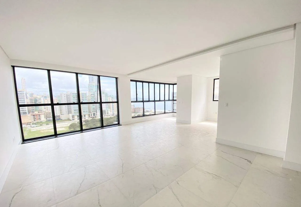 Apartamento à venda no bairro Meia Praia - foto 1