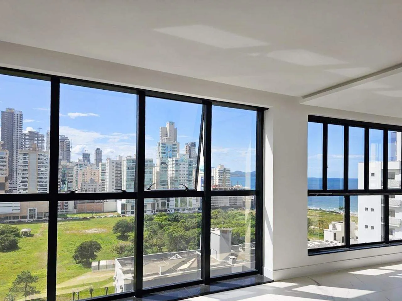 Apartamento à venda no bairro Meia Praia — foto 2
