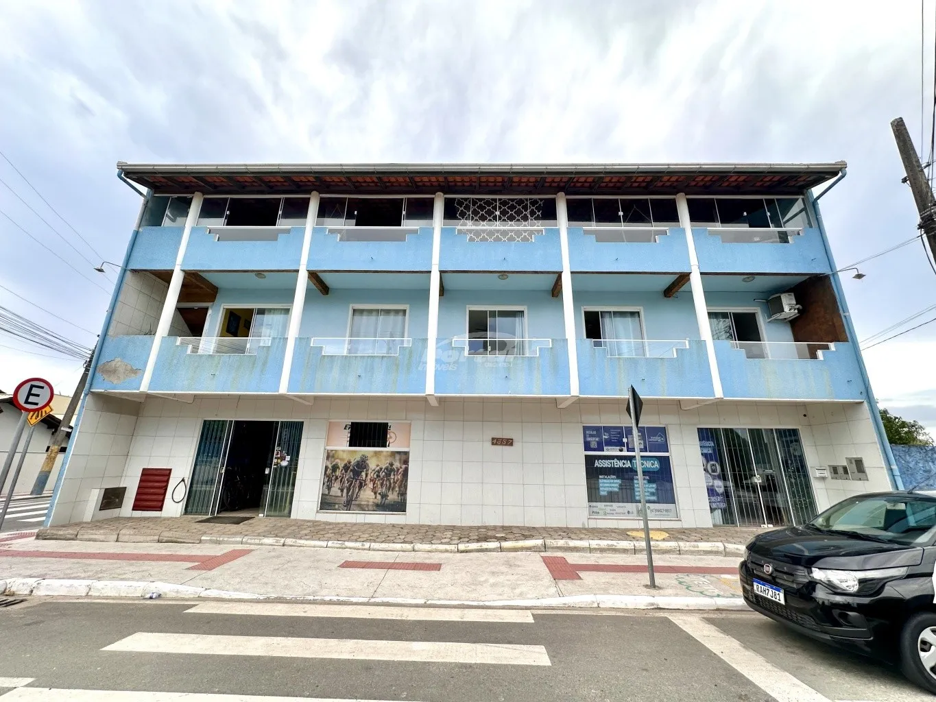 Prédio: 1 apartamento com área de festas e 2 salas comerciais no bairro meia praia em Navegantes/SC (Cód. 21709) - foto 1