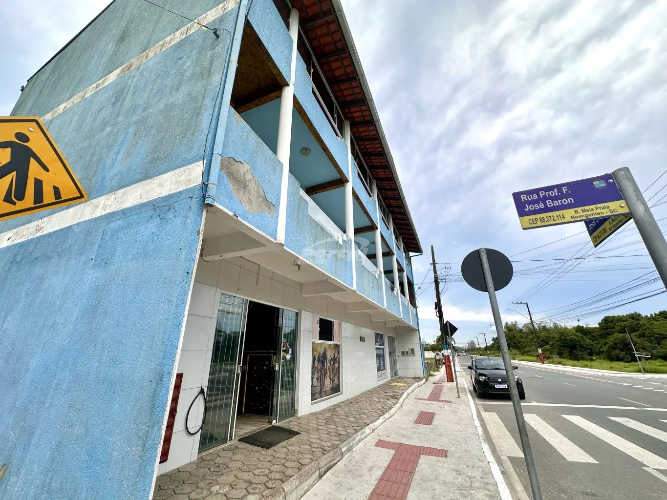 Prédio: 1 apartamento com área de festas e 2 salas comerciais no bairro meia praia em Navegantes/SC (Cód. 21709) — foto 2