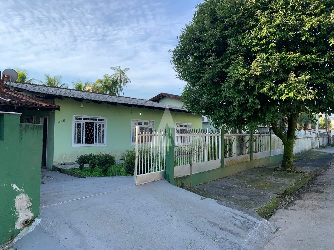 Casa com 1 suíte(s) mais 2 quarto(s) à venda no bairro Santo Antônio em Joinville, por R$ 670.000.00. - foto 1