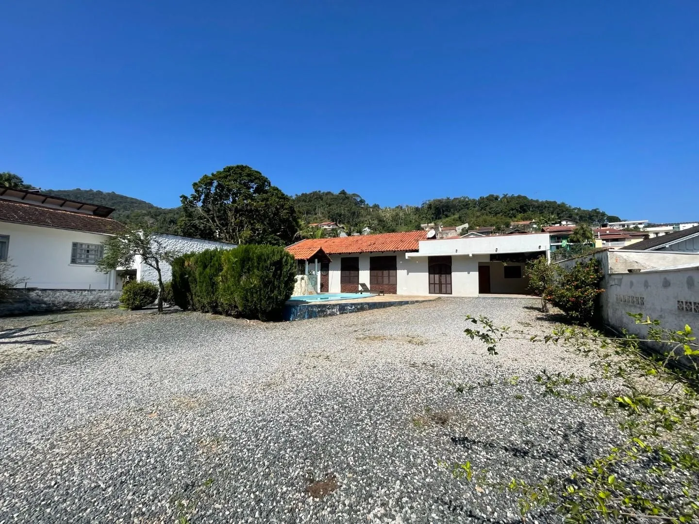 CASA TÉRREA COM PISCINA EM AMPLO TERRENO! — foto 4