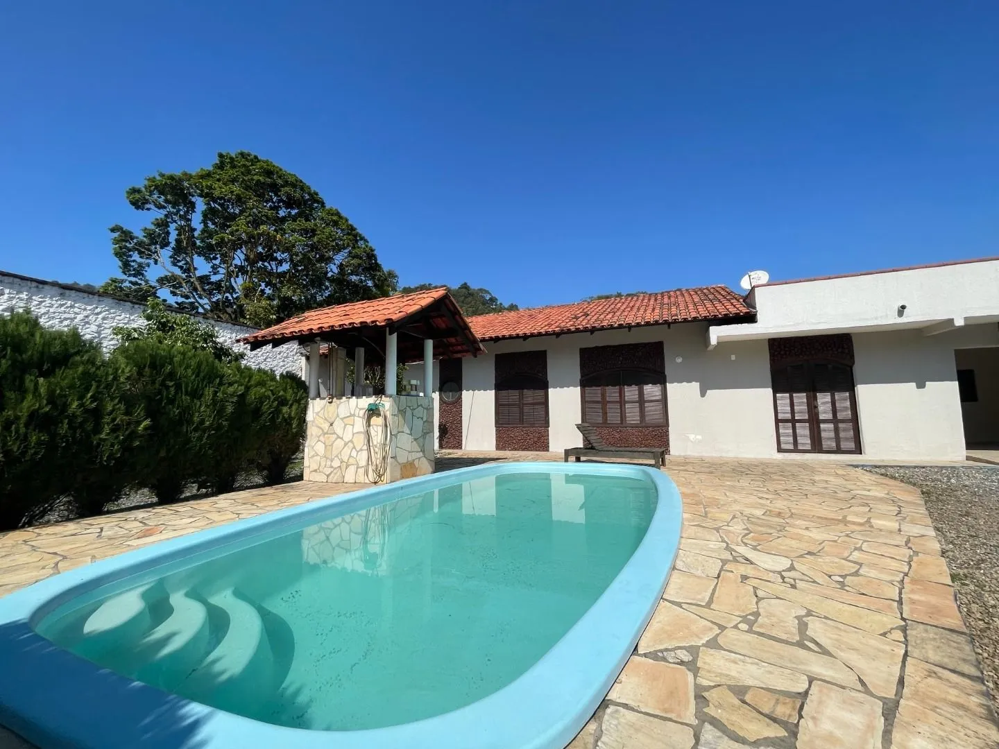 CASA TÉRREA COM PISCINA EM AMPLO TERRENO! — foto 6