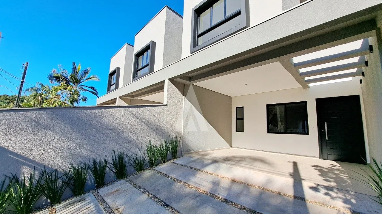 Sobrado Geminado com 1 suíte(s) mais 2 quarto(s) à venda no bairro Santo Antônio em Joinville, por R$ 715.000.00. - foto 1