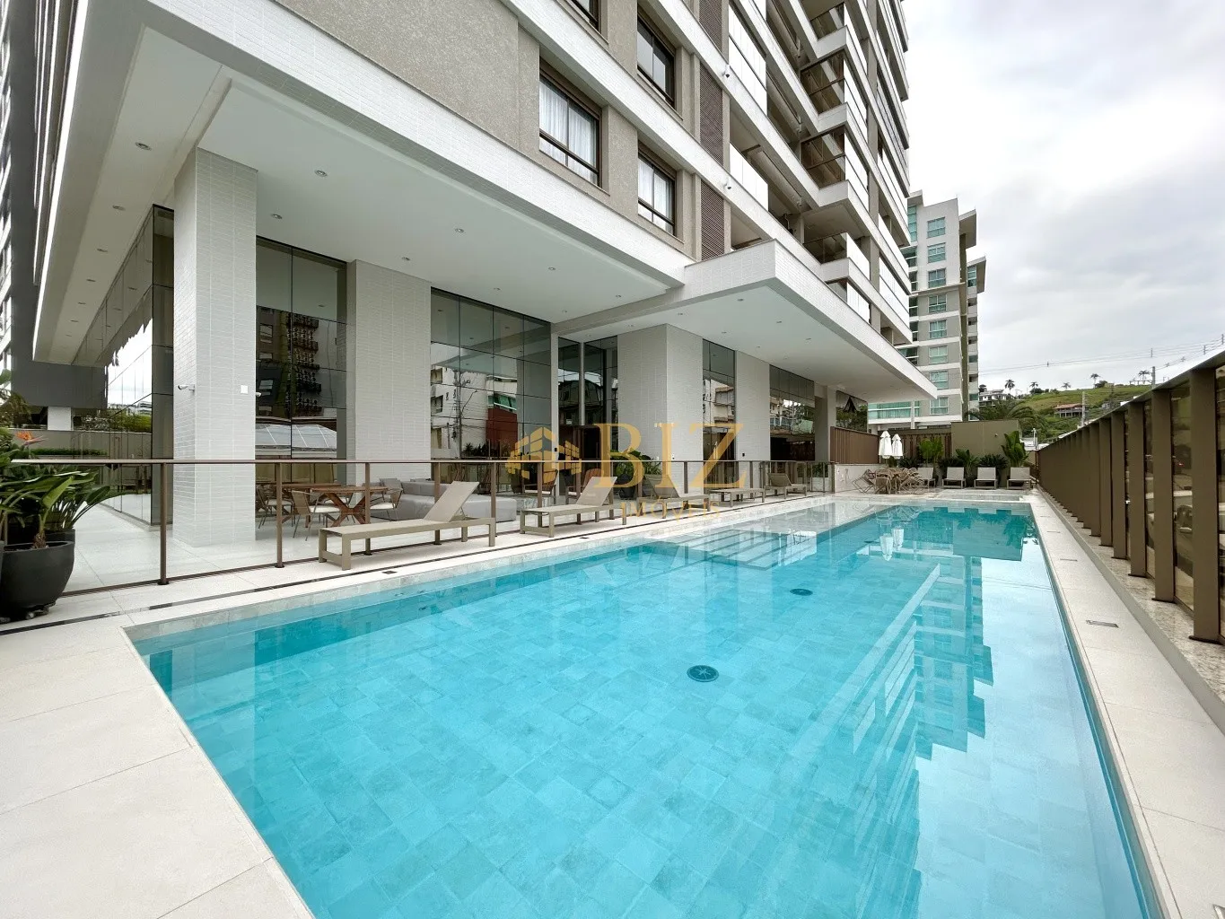 Belíssimo apartamento com 3 suítes e 155m privativos, recém entregue, na Praia Brava! - foto 1