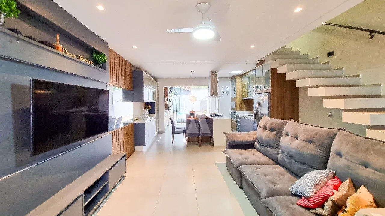 Sobrado Geminado com 1 suíte(s) mais 2 quarto(s) à venda no bairro Santo Antônio em Joinville, por R$ 970.000.00. - foto 1