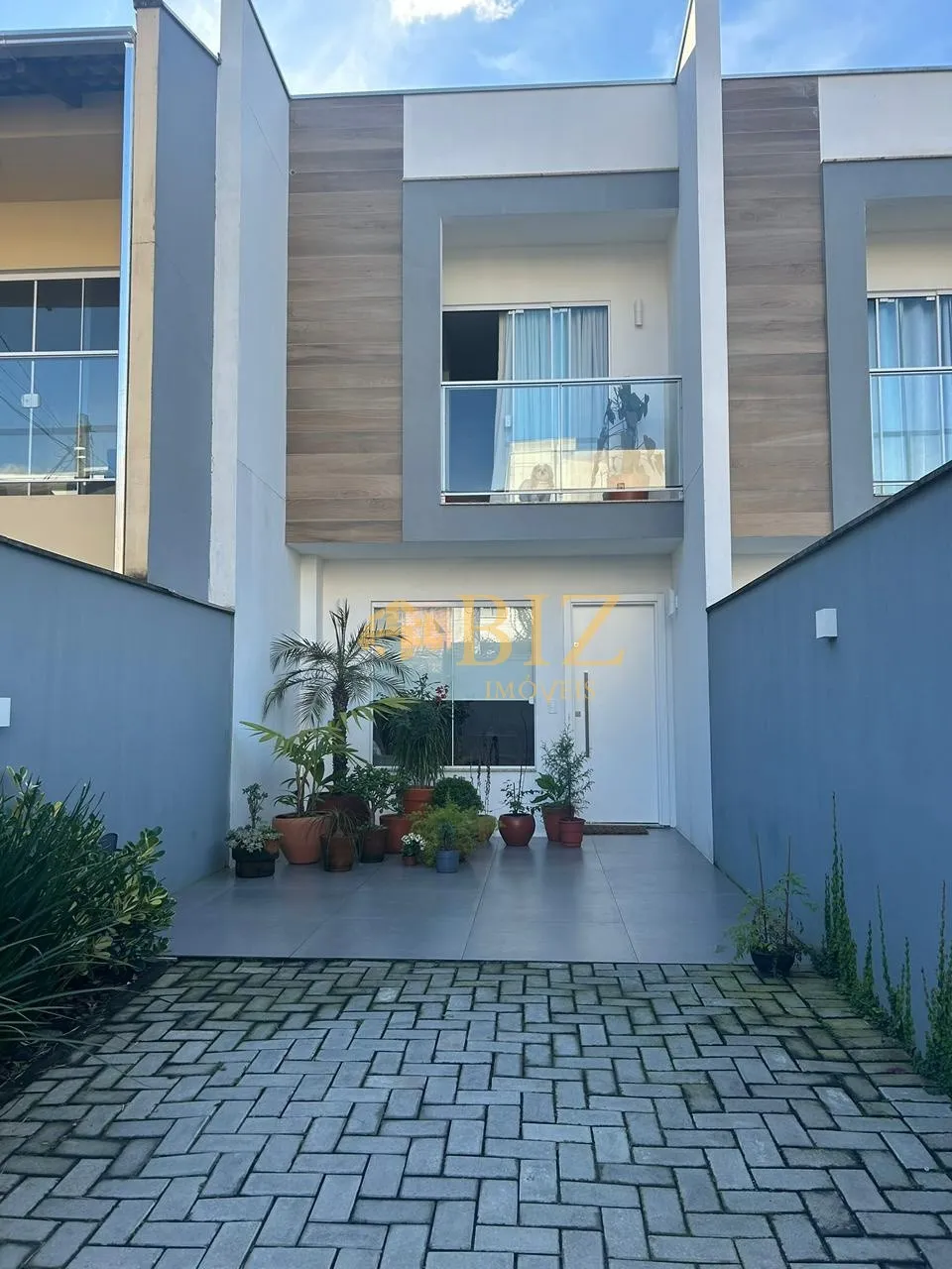 Sobrado com 2 suítes, 2 vagas, semimobiliado, no Bairro Fortaleza! - foto 1