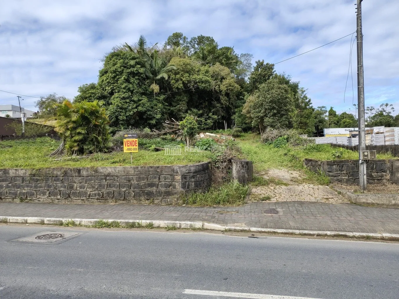 Terreno de +- 5.300m, com 25m de frente para a Rua Marechal Deodoro da Fonseca no Centro de Indaial SC - foto 1