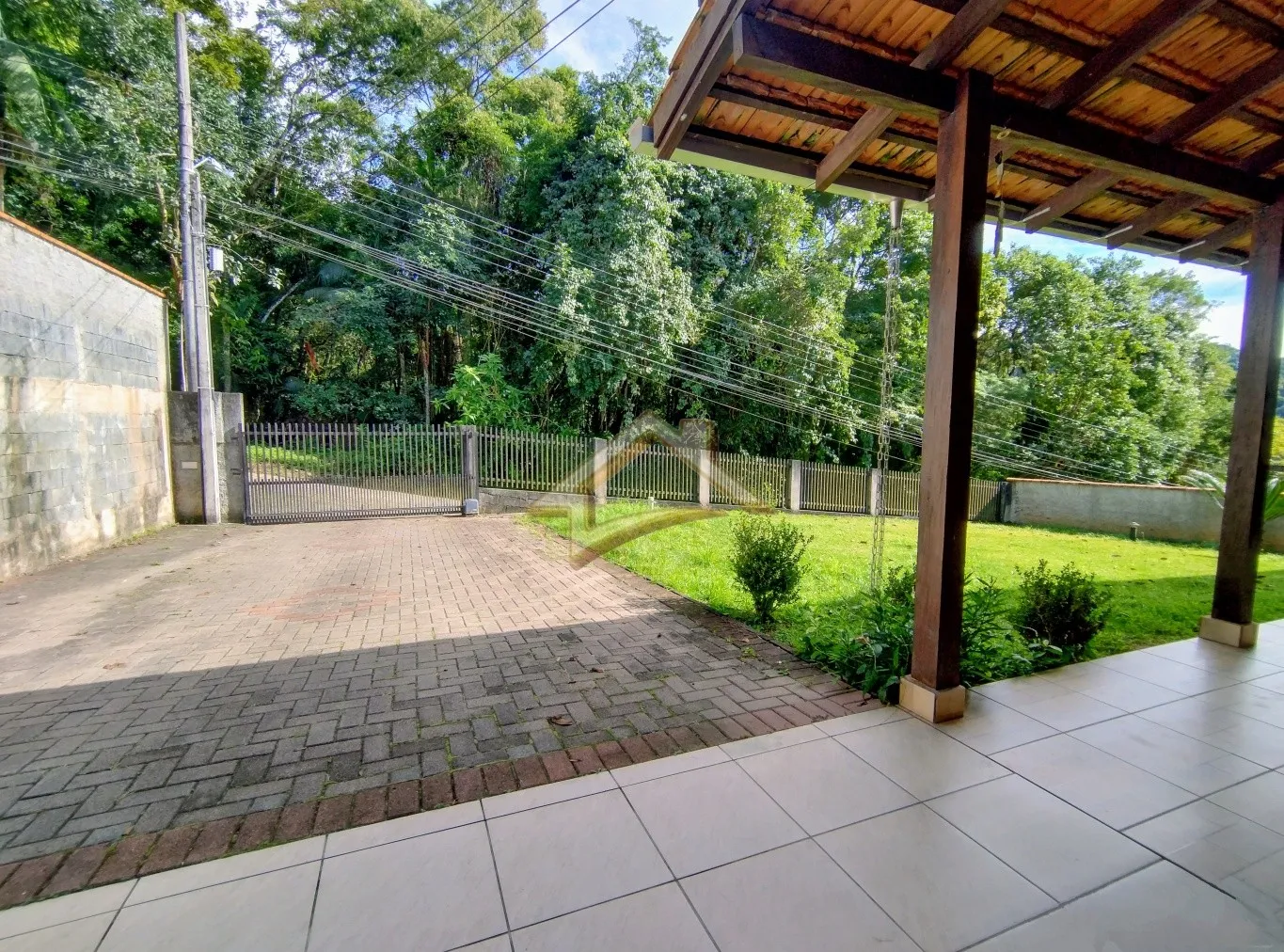Ampla residência com 3 dormitórios sendo 1 suíte, ideal para quem busca espaço e gtranquilidade! — foto 2
