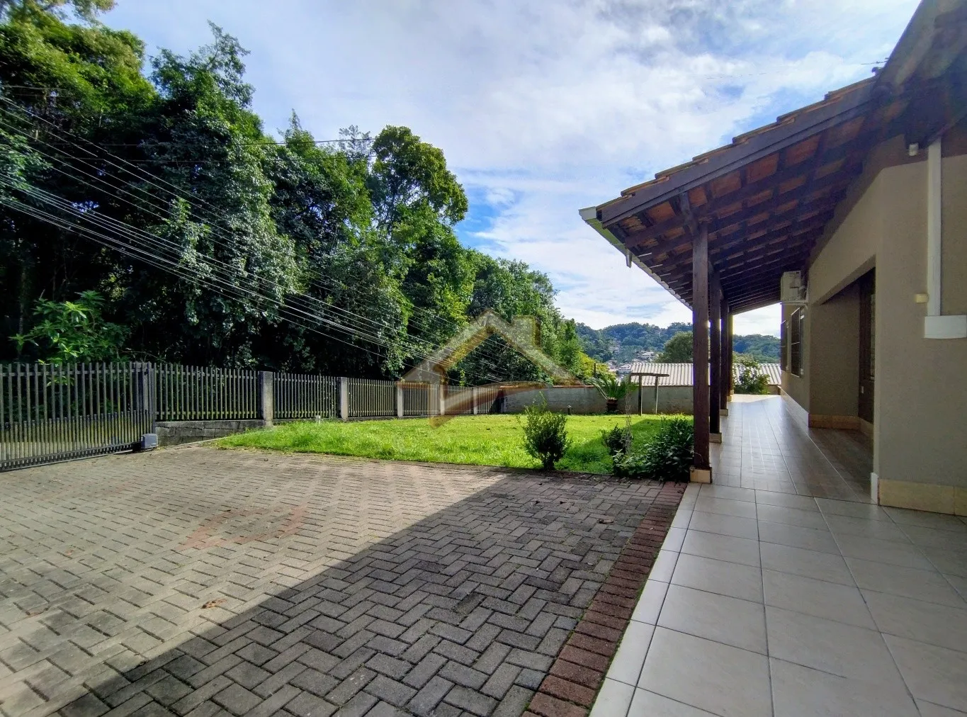 Ampla residência com 3 dormitórios sendo 1 suíte, ideal para quem busca espaço e gtranquilidade! — foto 3