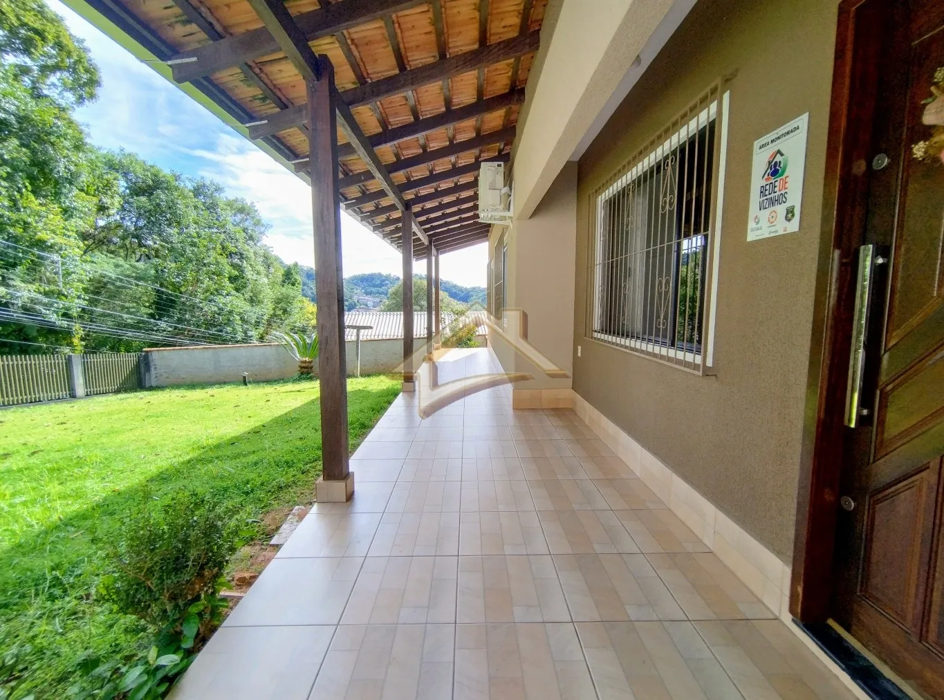 Ampla residência com 3 dormitórios sendo 1 suíte, ideal para quem busca espaço e gtranquilidade! — foto 4