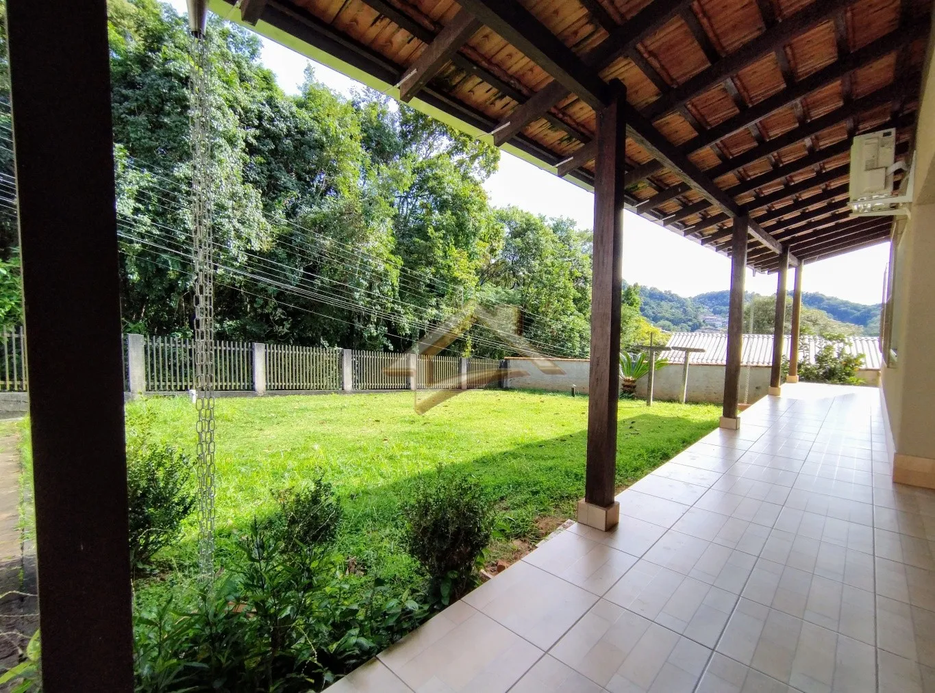 Ampla residência com 3 dormitórios sendo 1 suíte, ideal para quem busca espaço e gtranquilidade! — foto 5