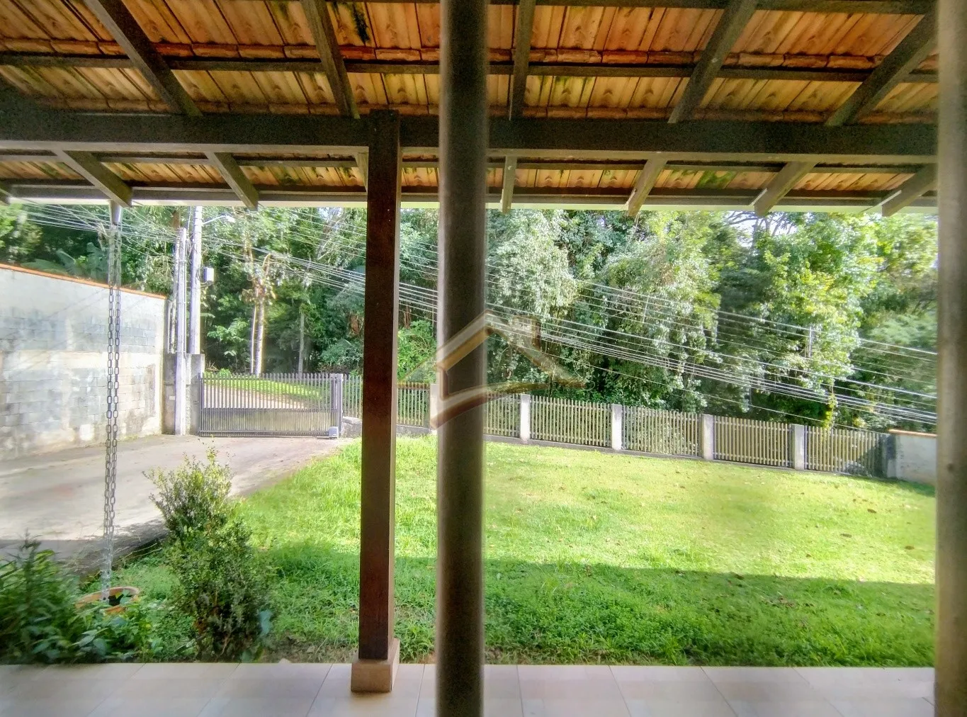 Ampla residência com 3 dormitórios sendo 1 suíte, ideal para quem busca espaço e gtranquilidade! — foto 6