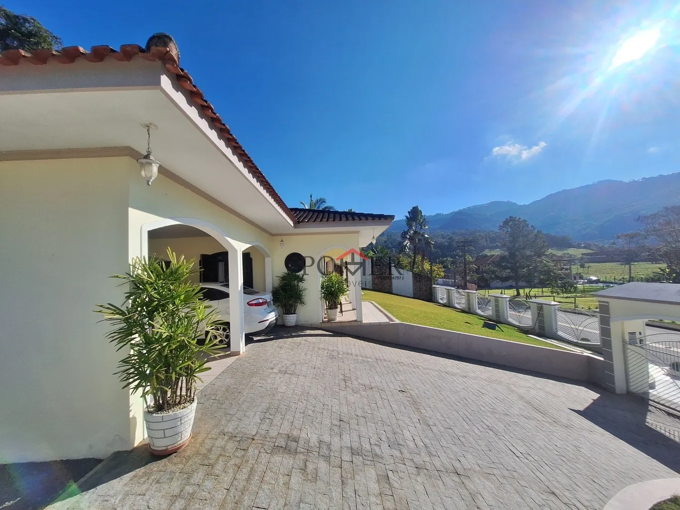 Encantadora Residência mobiliada no acolhedor bairro Jardim Pomerânia - Conforto, Estilo e Qualidade de Vida! Com 4 dormitórios, sendo uma suíte. — foto 2