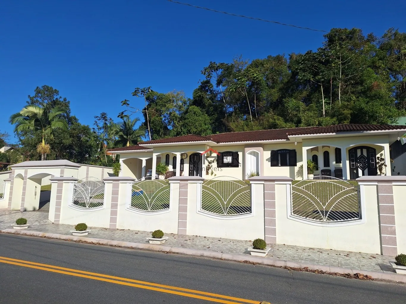 Encantadora Residência mobiliada no acolhedor bairro Jardim Pomerânia - Conforto, Estilo e Qualidade de Vida! Com 4 dormitórios, sendo uma suíte. - foto 1