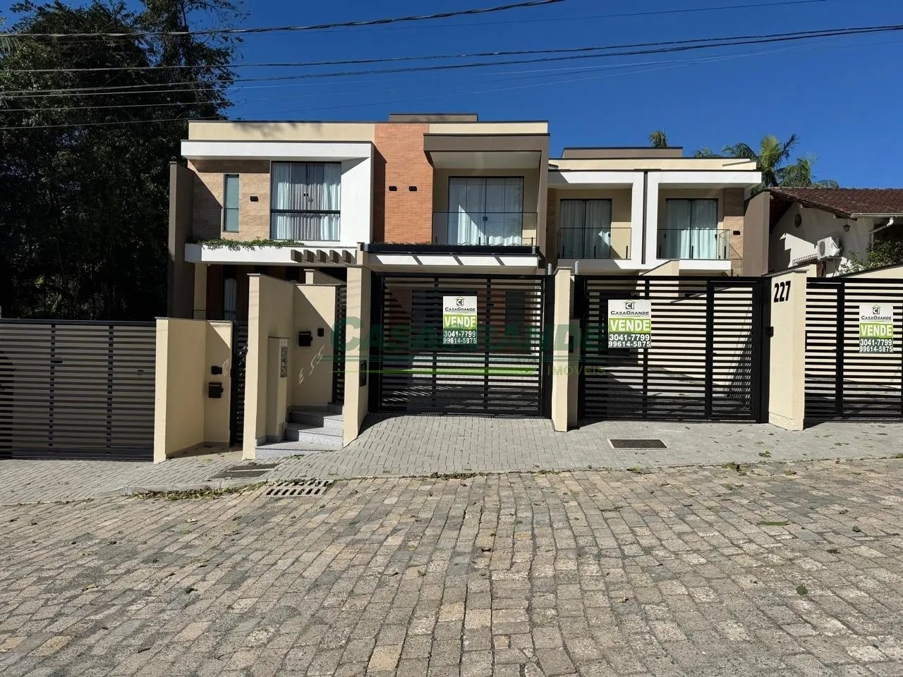 Descubra o equilíbrio perfeito entre conforto e elegância neste recém-construído sobrado localizado em uma das áreas mais valorizadas de Blumenau, no bairro Água Verde. - foto 1