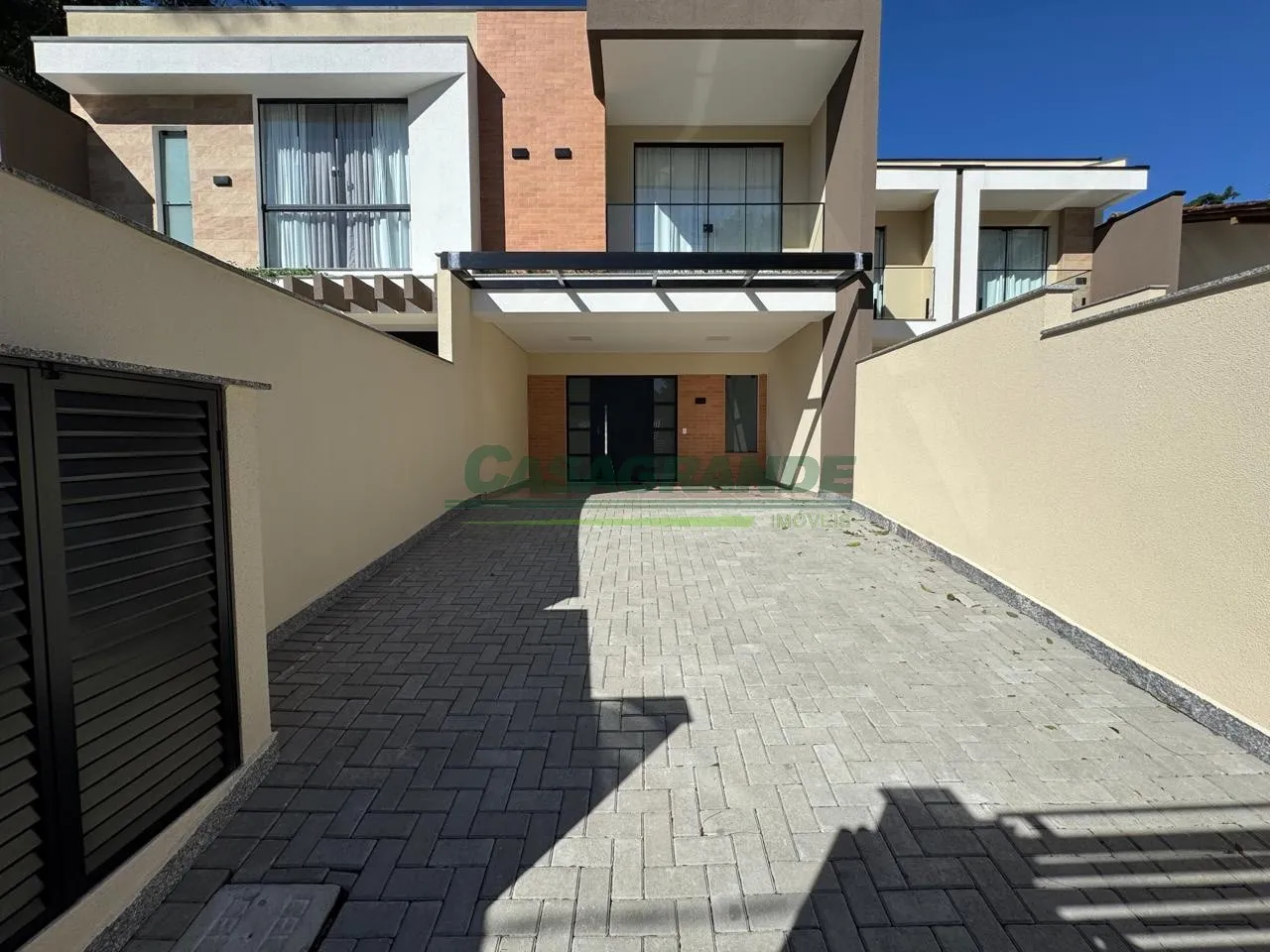 Descubra o equilíbrio perfeito entre conforto e elegância neste recém-construído sobrado localizado em uma das áreas mais valorizadas de Blumenau, no bairro Água Verde. — foto 2