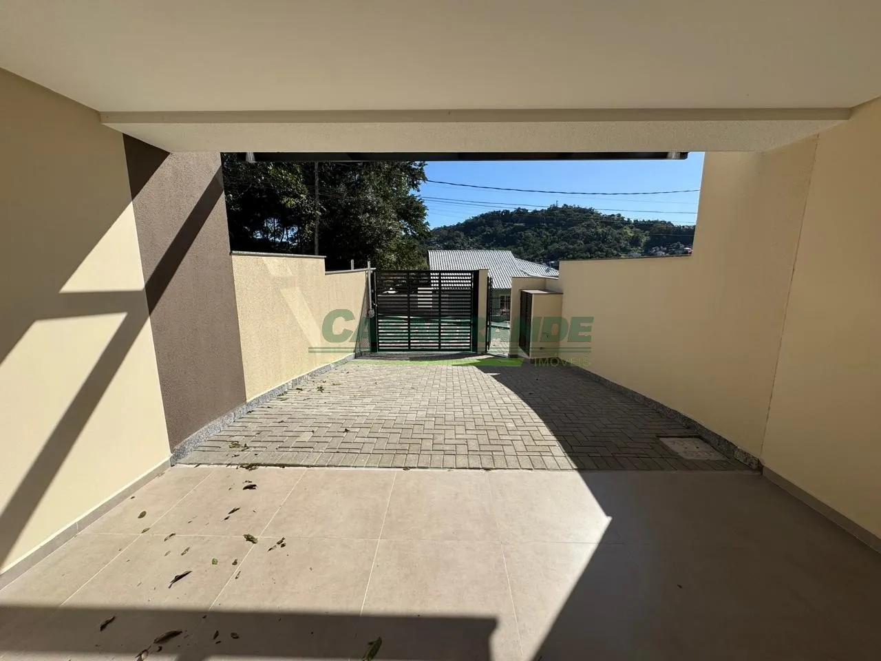 Descubra o equilíbrio perfeito entre conforto e elegância neste recém-construído sobrado localizado em uma das áreas mais valorizadas de Blumenau, no bairro Água Verde. — foto 3