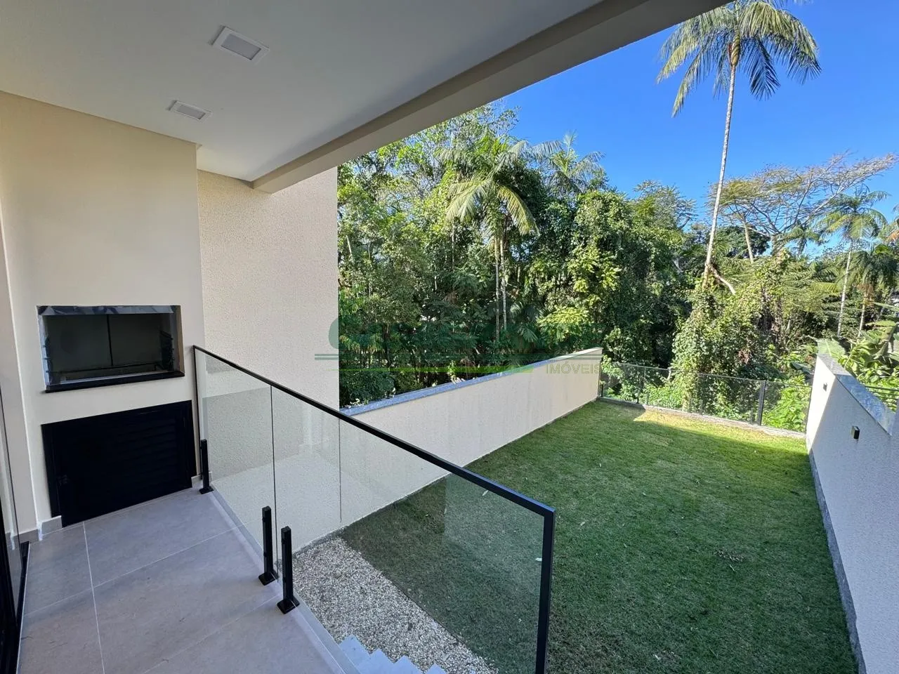 Descubra o equilíbrio perfeito entre conforto e elegância neste recém-construído sobrado localizado em uma das áreas mais valorizadas de Blumenau, no bairro Água Verde. — foto 4