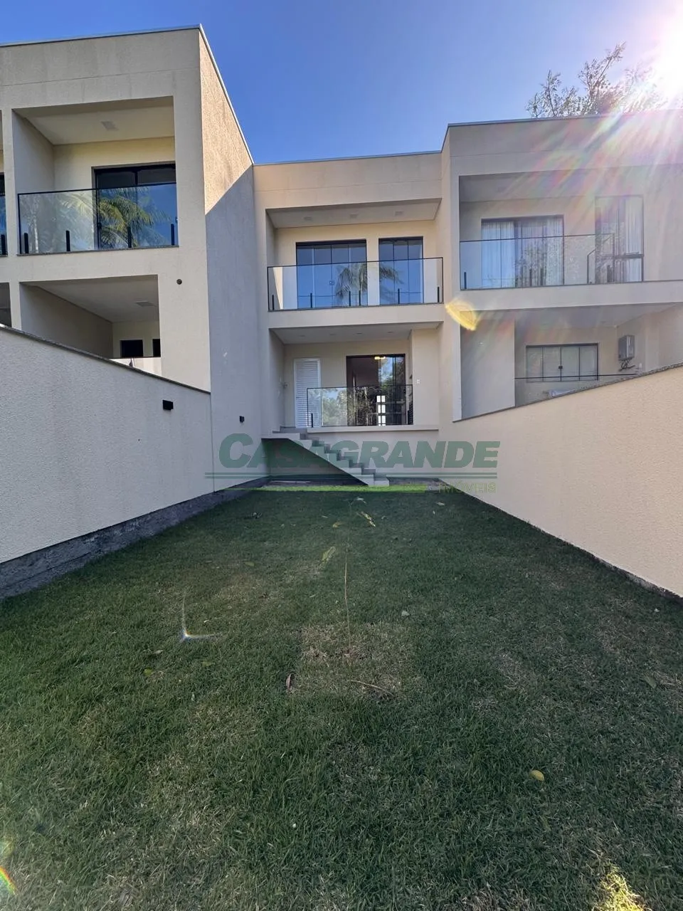 Descubra o equilíbrio perfeito entre conforto e elegância neste recém-construído sobrado localizado em uma das áreas mais valorizadas de Blumenau, no bairro Água Verde. — foto 6