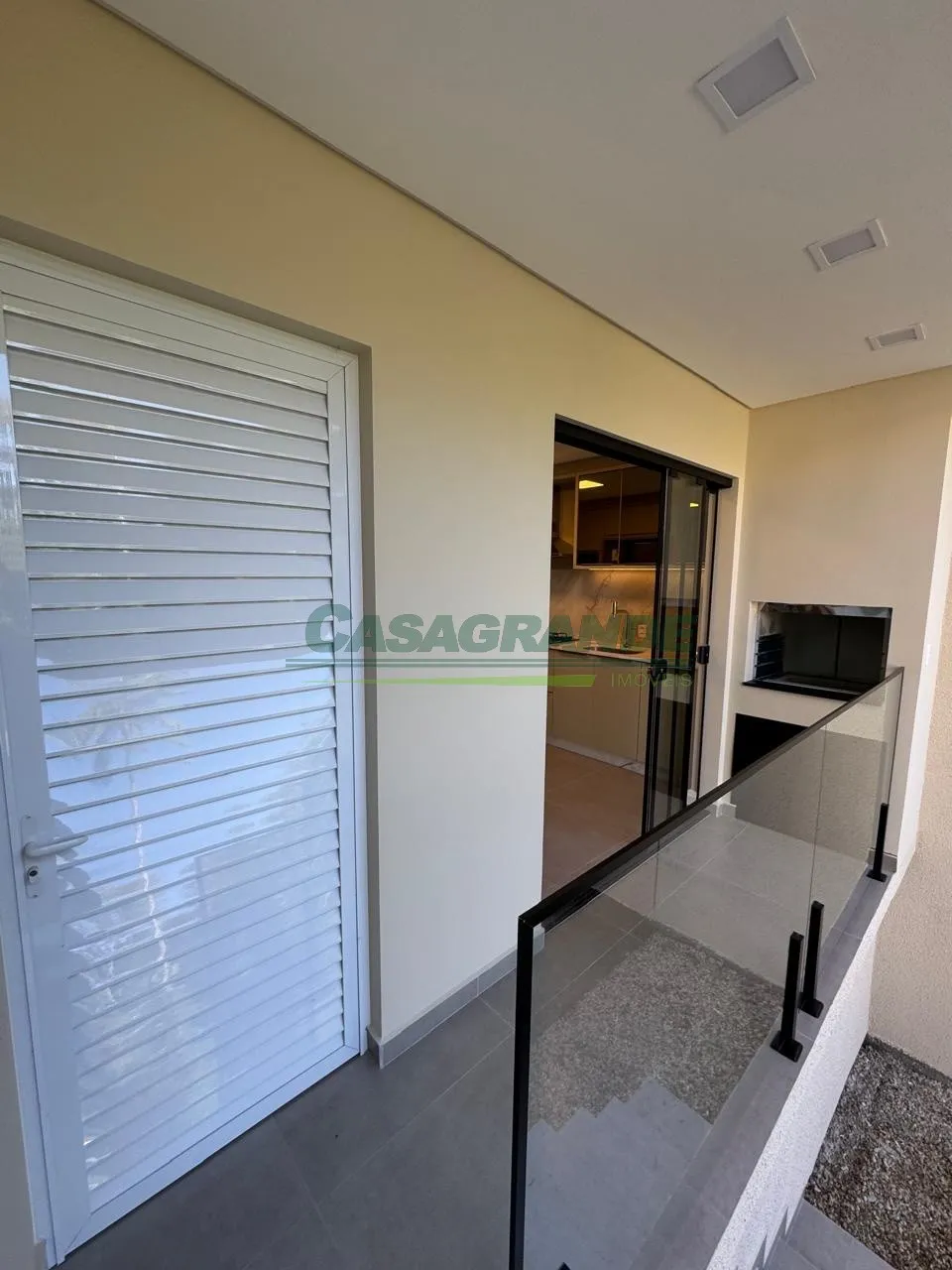 Descubra o equilíbrio perfeito entre conforto e elegância neste recém-construído sobrado localizado em uma das áreas mais valorizadas de Blumenau, no bairro Água Verde. — foto 7