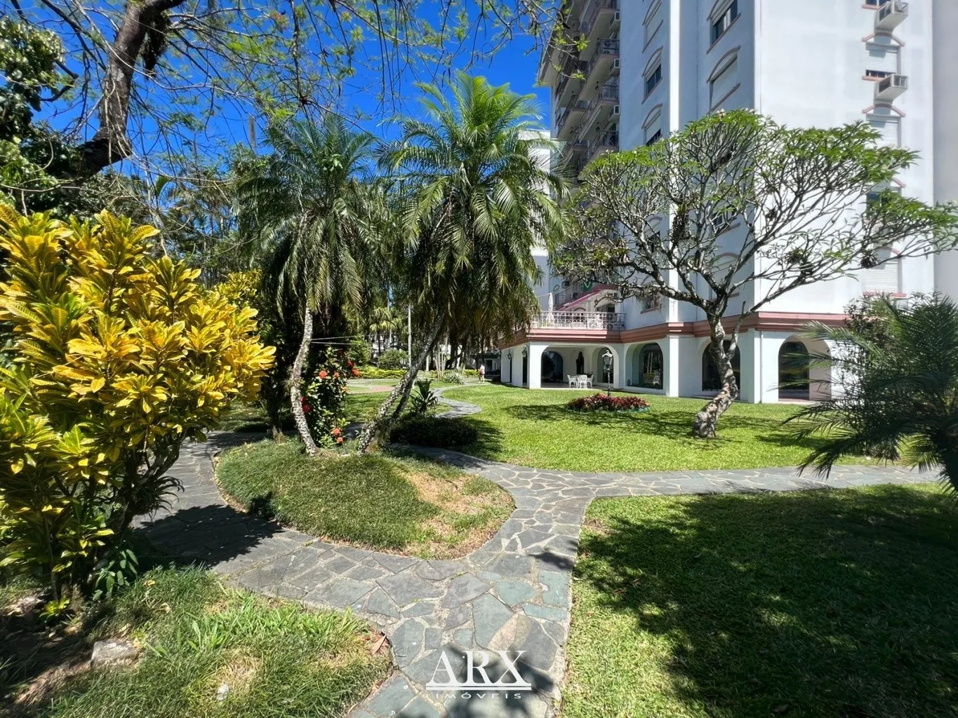Amplo apartamento, finamente mobiliado no Garcia - Conforto, Natureza e Lazer Completo! - foto 1