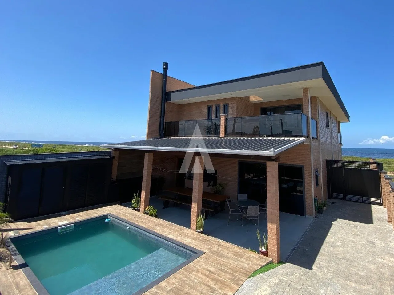 Casa averbada com 1 suíte mais 3 quartos à venda no bairro Praia do Ervino em São Francisco do Sul - SC - foto 1