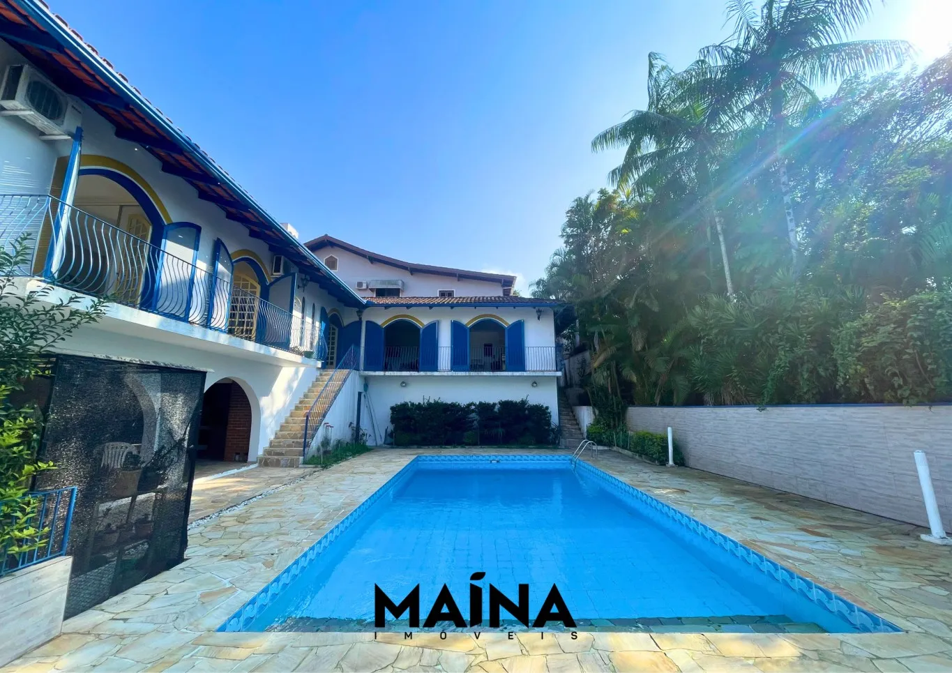 Casa no bairro Água Verde, com 4 dormitórios sendo 1 suíte, piscina, dependência de empregada - foto 1