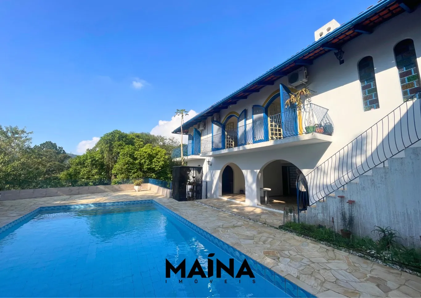 Casa no bairro Água Verde, com 4 dormitórios sendo 1 suíte, piscina, dependência de empregada — foto 2