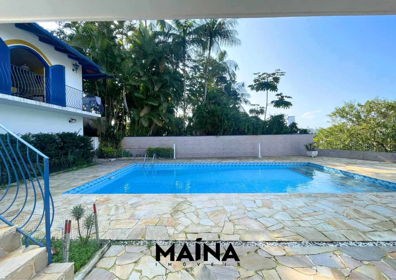 Casa no bairro Água Verde, com 4 dormitórios sendo 1 suíte, piscina, dependência de empregada — foto 3