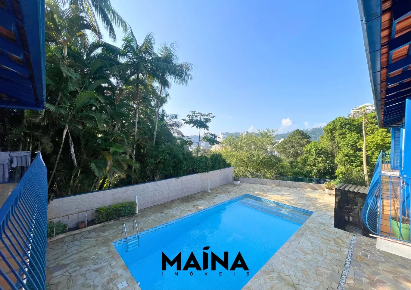 Casa no bairro Água Verde, com 4 dormitórios sendo 1 suíte, piscina, dependência de empregada — foto 4