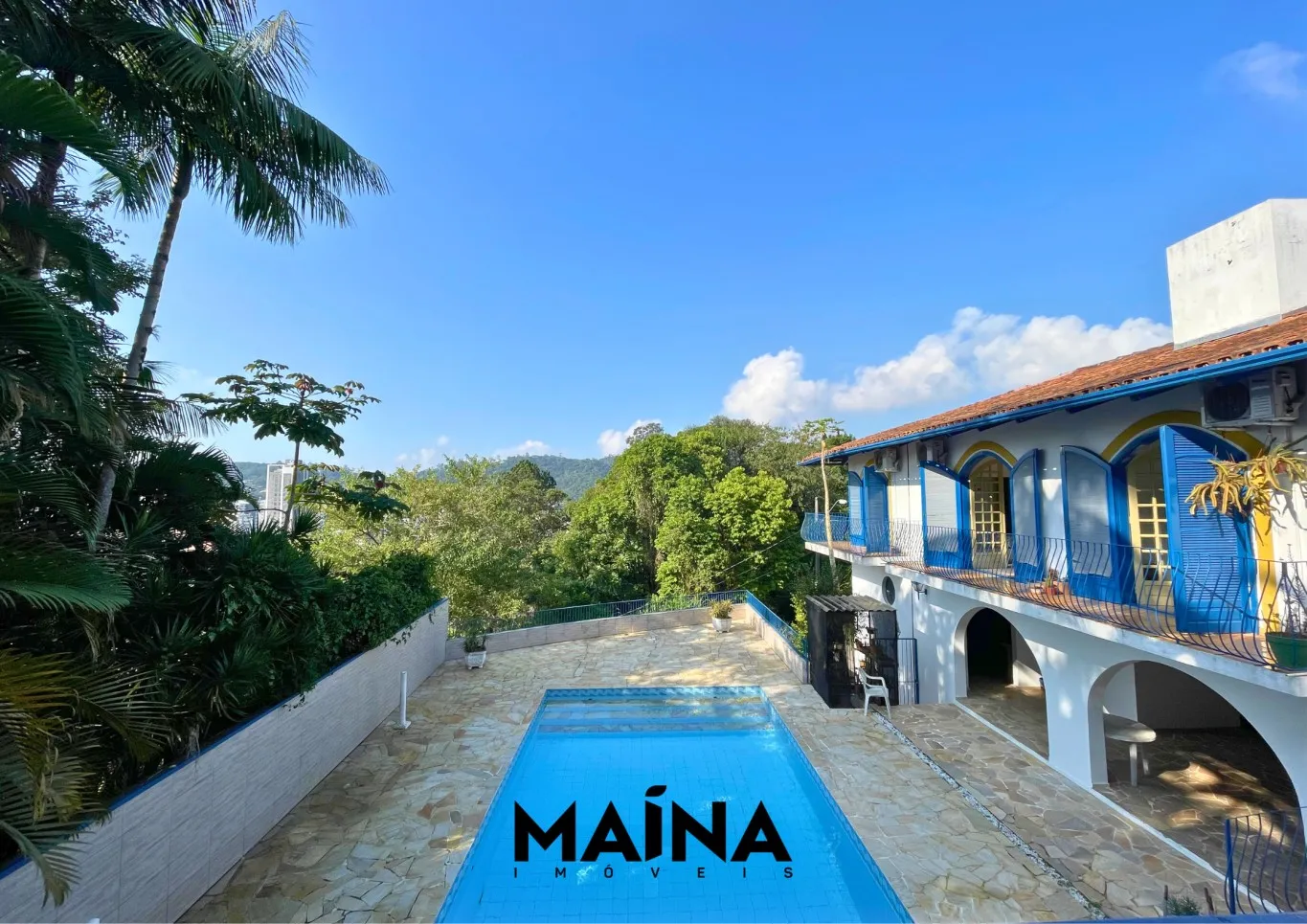 Casa no bairro Água Verde, com 4 dormitórios sendo 1 suíte, piscina, dependência de empregada — foto 6