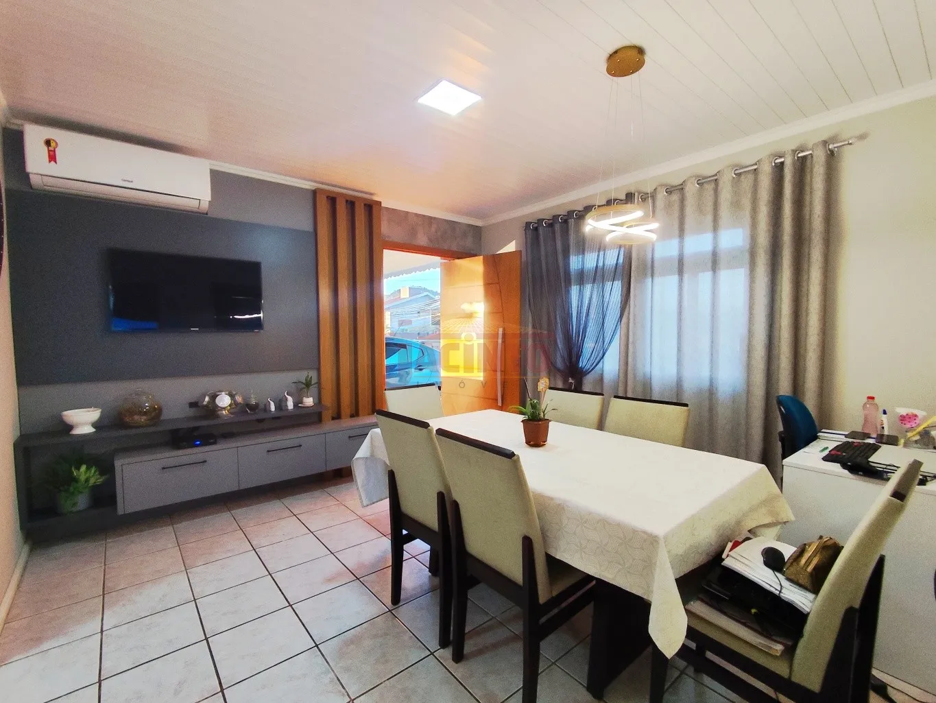 Casa com 3 dormitórios sendo 1 suíte, área de festas e 4 vagas garagem, na Fortaleza Alta. — foto 3