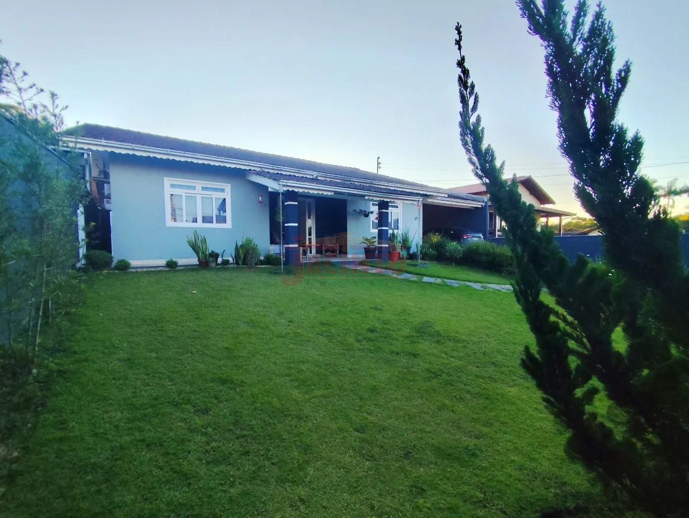 Casa com 3 dormitórios sendo 1 suíte, área de festas e 4 vagas garagem, na Fortaleza Alta. - foto 1